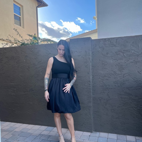 Vera Wang black short bridesmaid dress size 4 one shoulder David’s Bridal - Picture 4 of 12